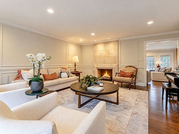 3rd image of 883 Oak Dr