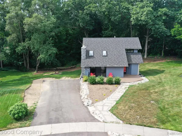 2783 Angelus Cir, Waterford, MI 48329