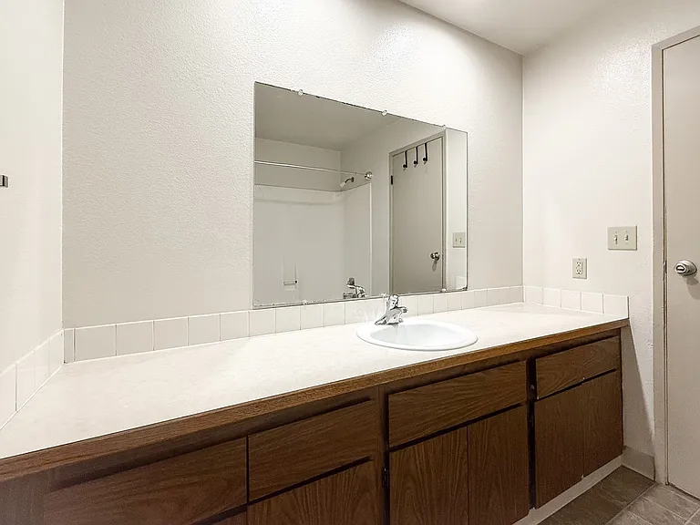 Avalon Court Apartments — Photo 31