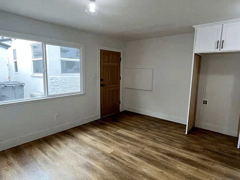 2519 E Monroe St — Photo 7
