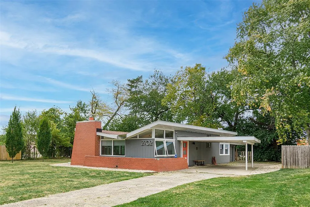 2702 Crystal Dr photo 1