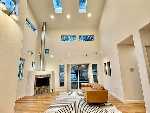 4th image of 4400 Saint Andrews Rd