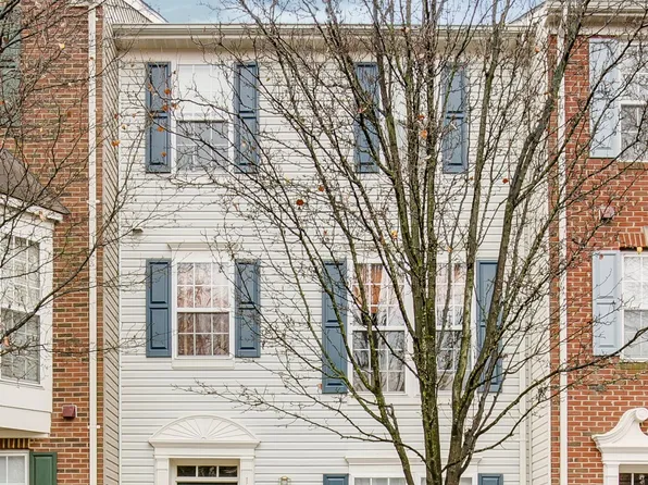 13665 Saint Johns Wood Pl, Herndon, VA 20171