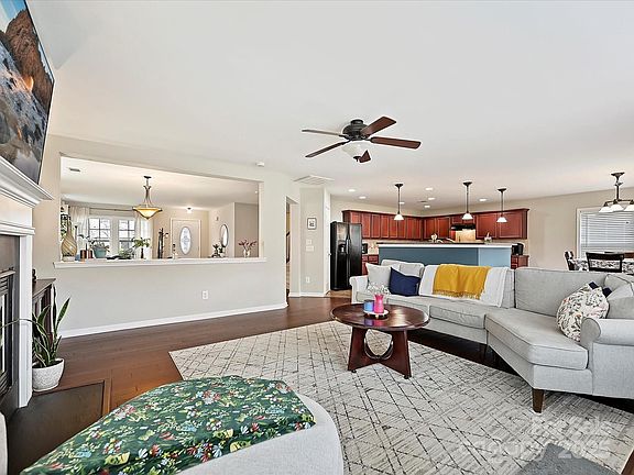 5th image of 6224 Woodland Commons Dr