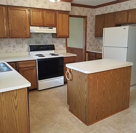 3rd image of 10 Sanford Cir