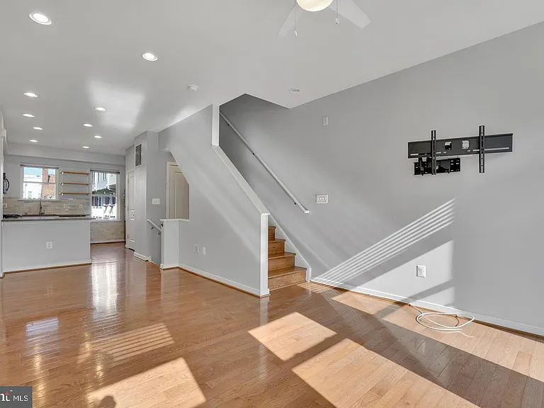 909 5th St SE — Photo 9