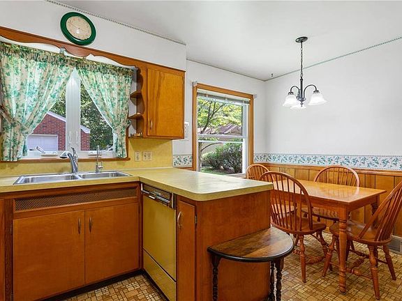 4th image of 5237 Montrose Ave