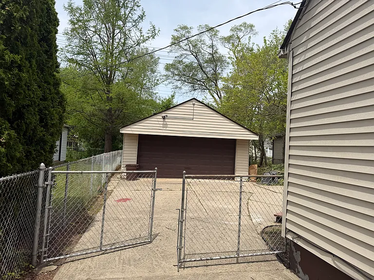 24800 Oxford St — Photo 2