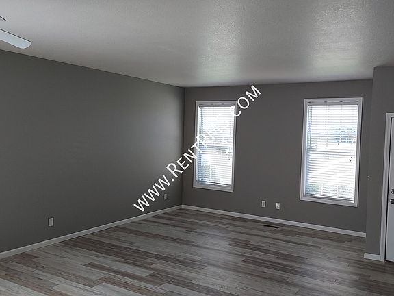 3rd image of 2902 SE Walnut Dr