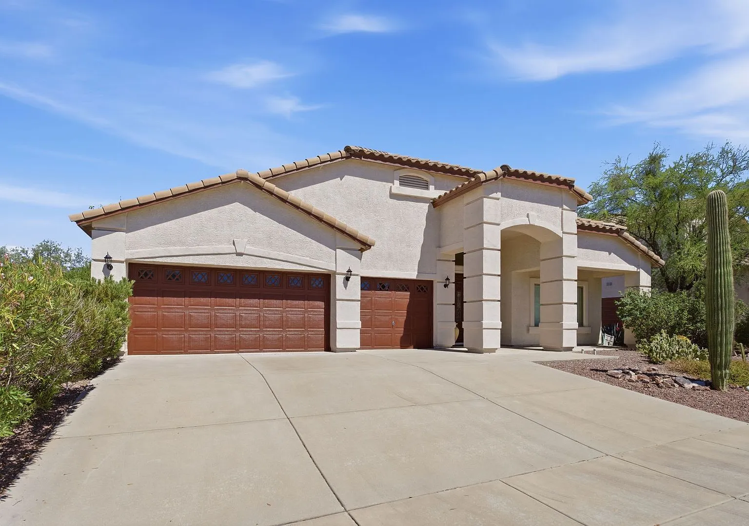 Elegant Home in Exclusive Gated Community near St. Phillips Plaza — Photo 2