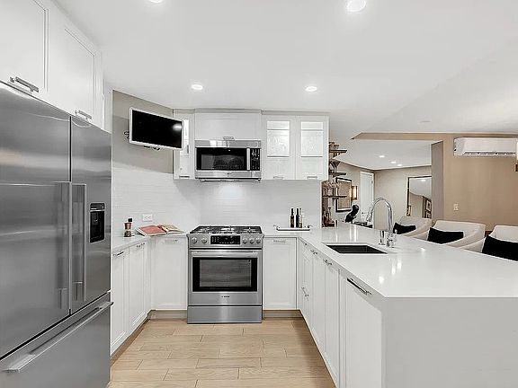 3rd image of 330 E 38th St #9AQ