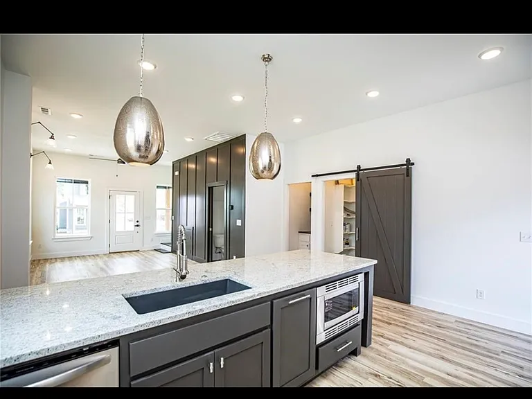 1391 S Duncan Ave — Photo 4