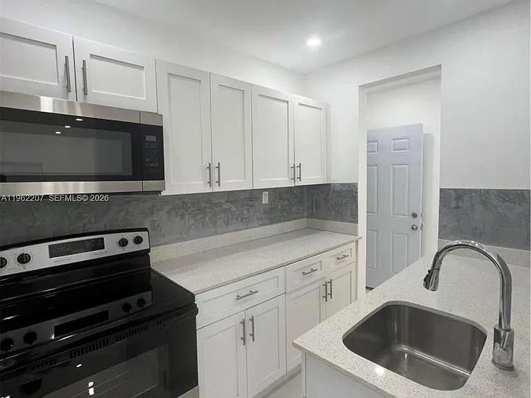 1015 S 17th Ave #8 — Photo 4