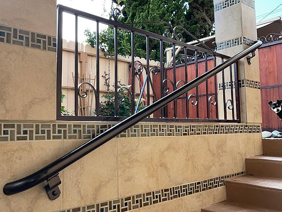 Hand rail in the entry way