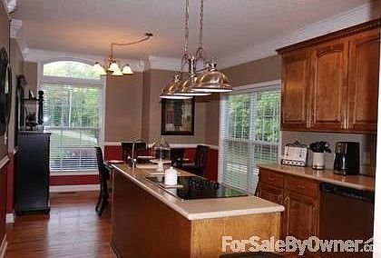 Kitchen and breakfast area