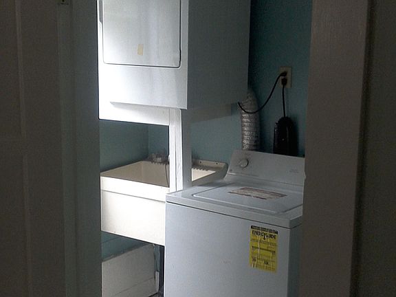 3rd image of 929 1/2 Harding Dr