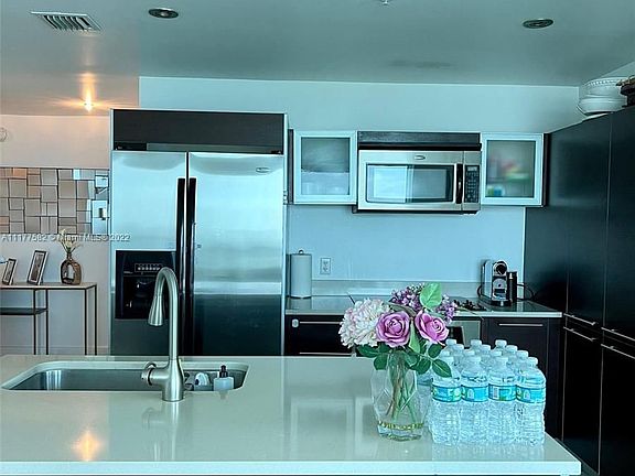 3rd image of 1900 N Bayshore Dr APT 3011