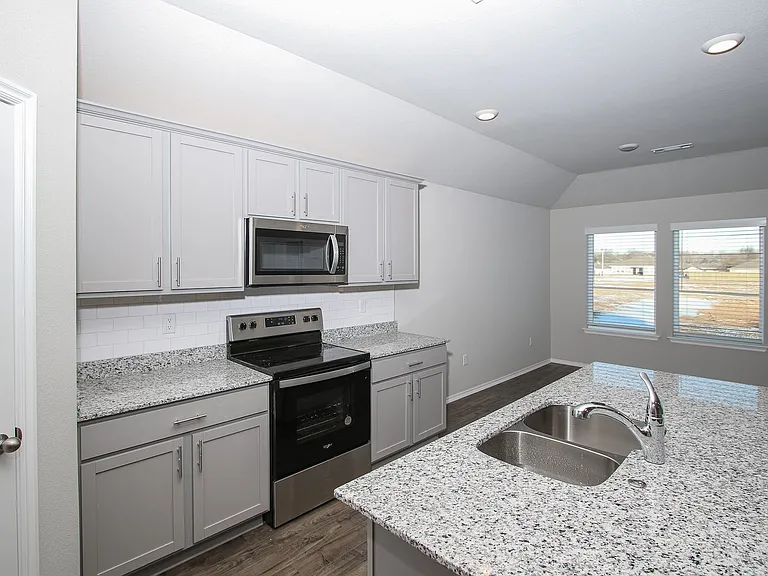 606 Comanche Dr — Photo 6