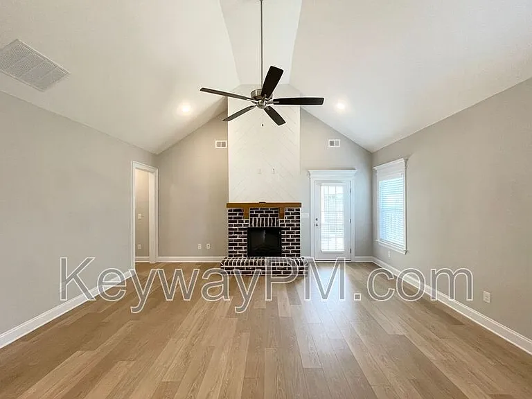 410 Longford St — Photo 8