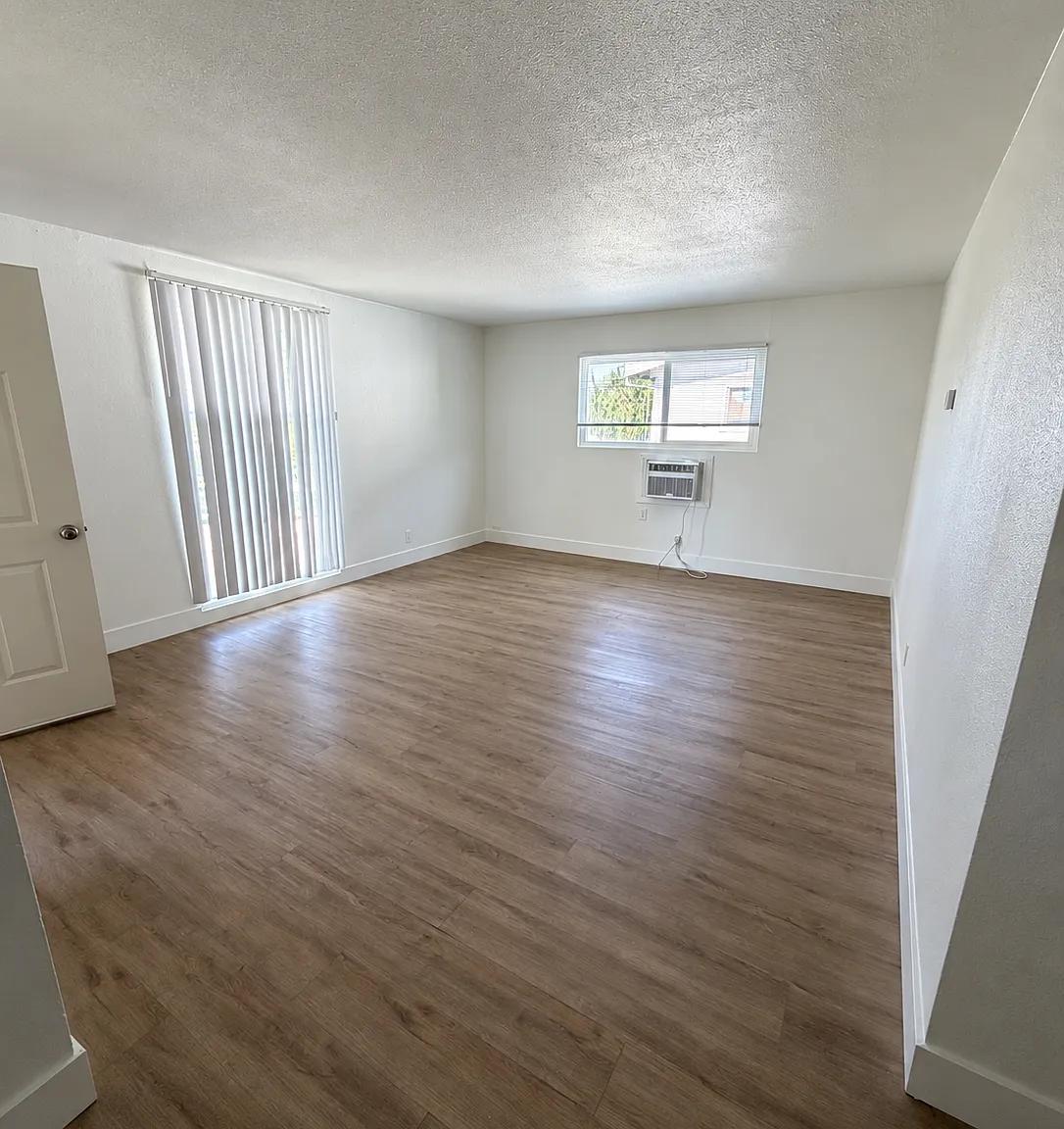 2 bed, 890 sqft, $2,050 — Photo 1
