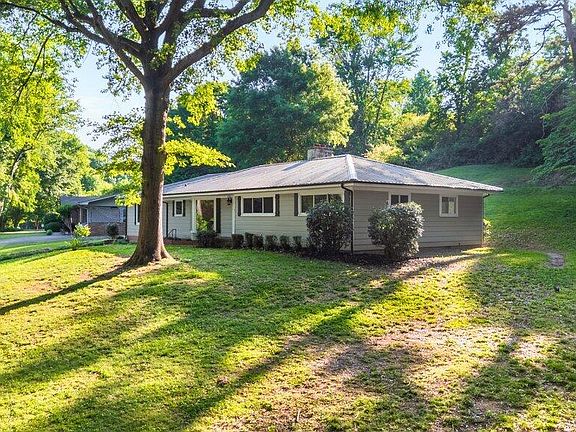 3rd image of 2502 Elm Dr NE