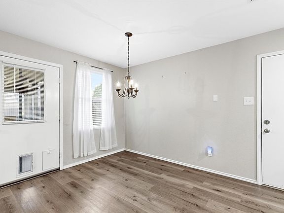 2nd image of 2809 Meadow Bluff Dr