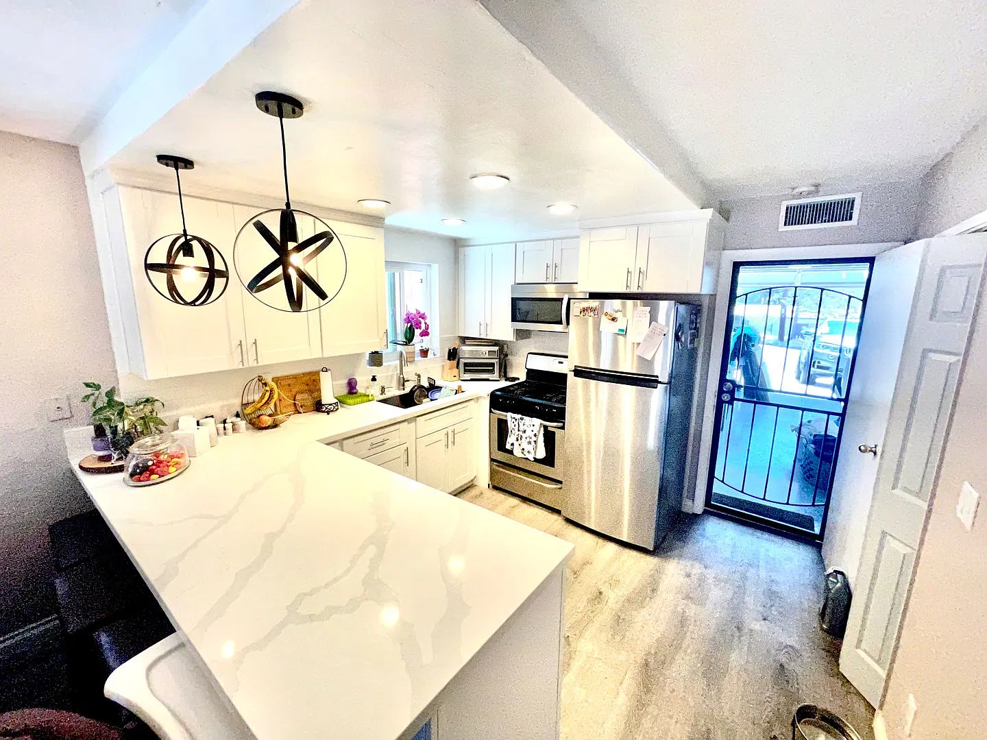 Fully remodeled house in Spring Valley on a beautifully manicured lot — Photo 3