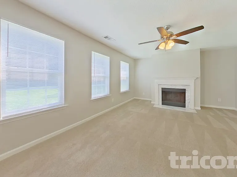 693 Grandview Cir — Photo 2