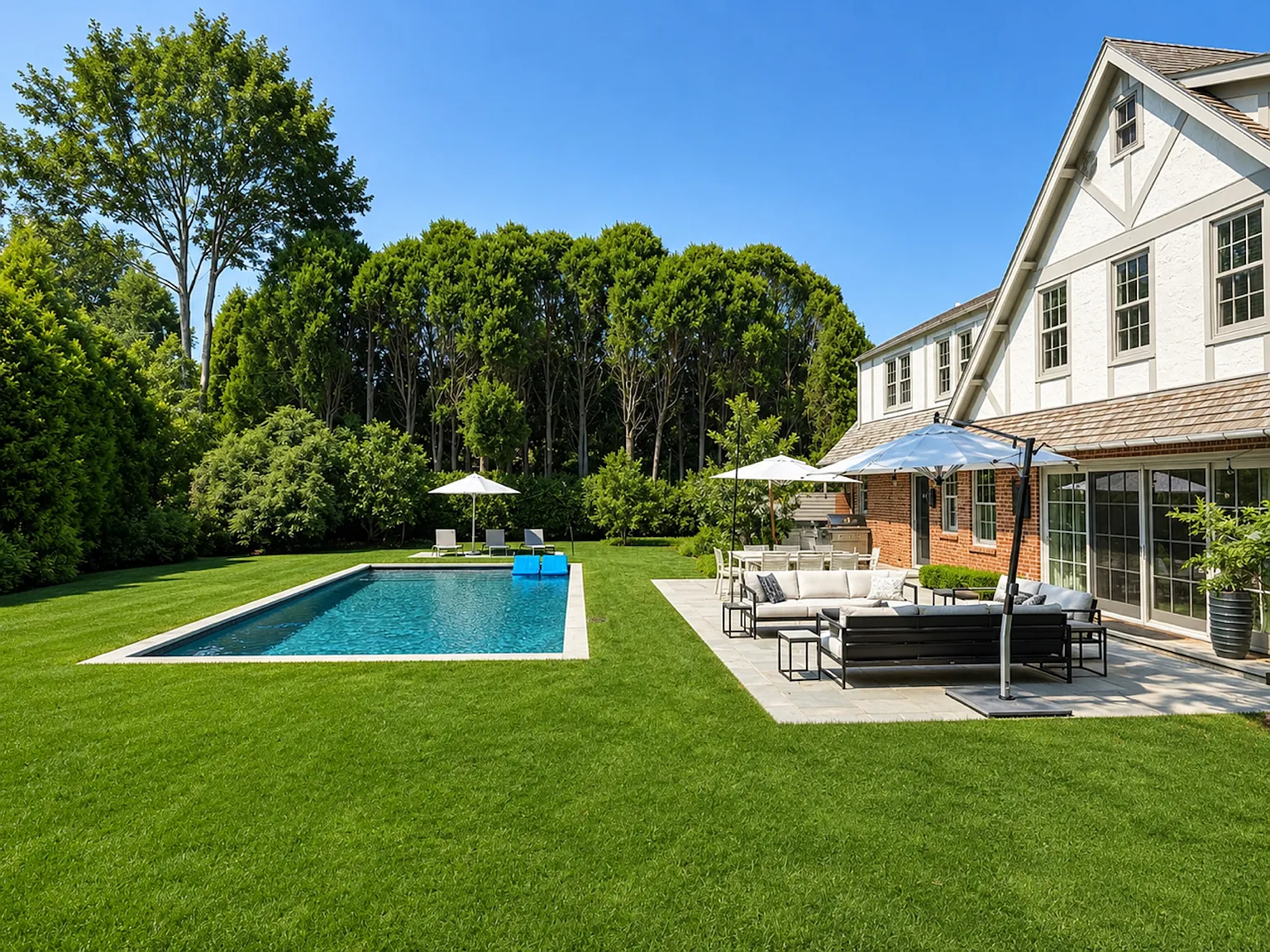 East Hampton Village Prime on Mill Hill Lane — Photo 2