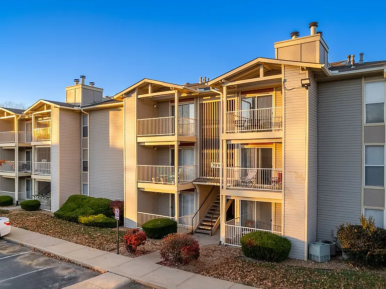 Falcon Point Apartments — Photo 16