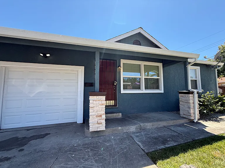 2323 Grove Ave — Photo 1