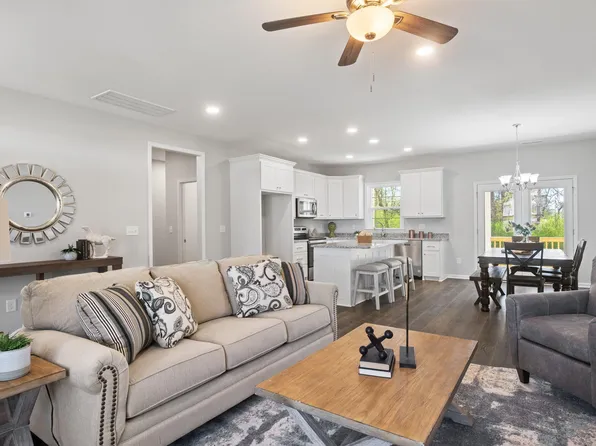 99 S Nolan Park Dr, Selma, NC 27576