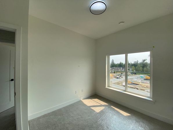 3 bedroom rental in Surrey — photo 10