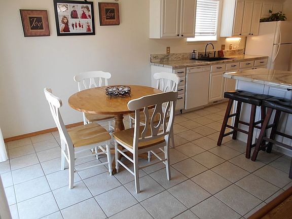 Dining approx 9'10"x10'8"