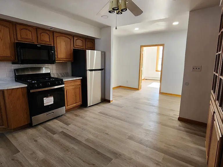 48 Lang St #2 — Photo 10