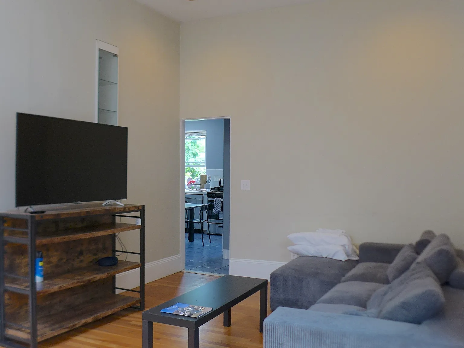 8 bed, 3.5 bath, 9999 sqft, $11,750 — Photo 2
