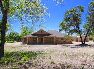104 Telegraph Dr, Floresville, TX 78114