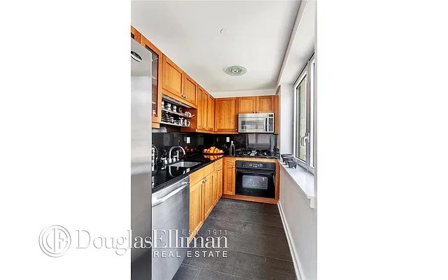Rented by Douglas Elliman | media 22
