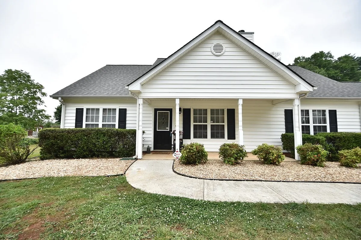 131 Regency Dr photo 1