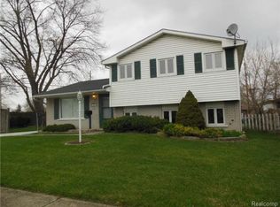 29290 Lyndon St, Livonia, MI 48154