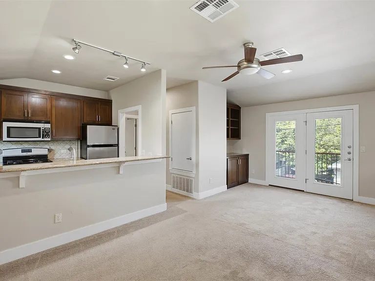 1315 W Anderson Ln #B — Photo 7