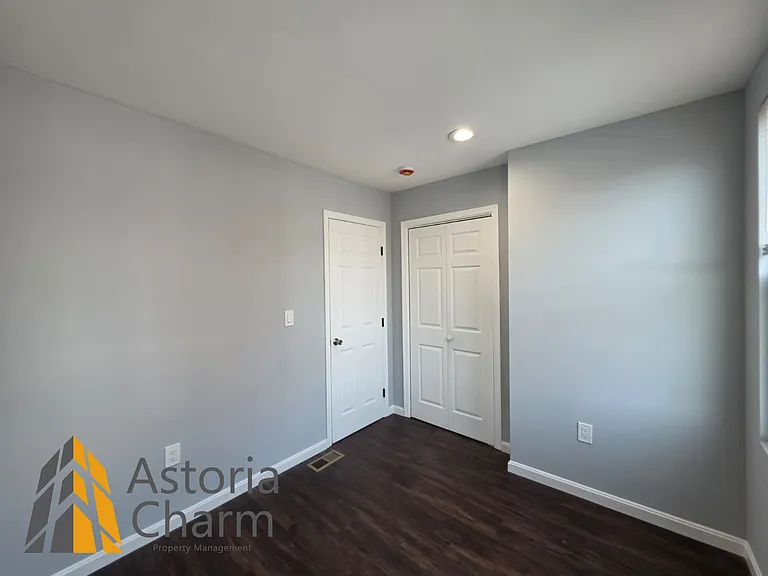 2920 E Madison St — Photo 5