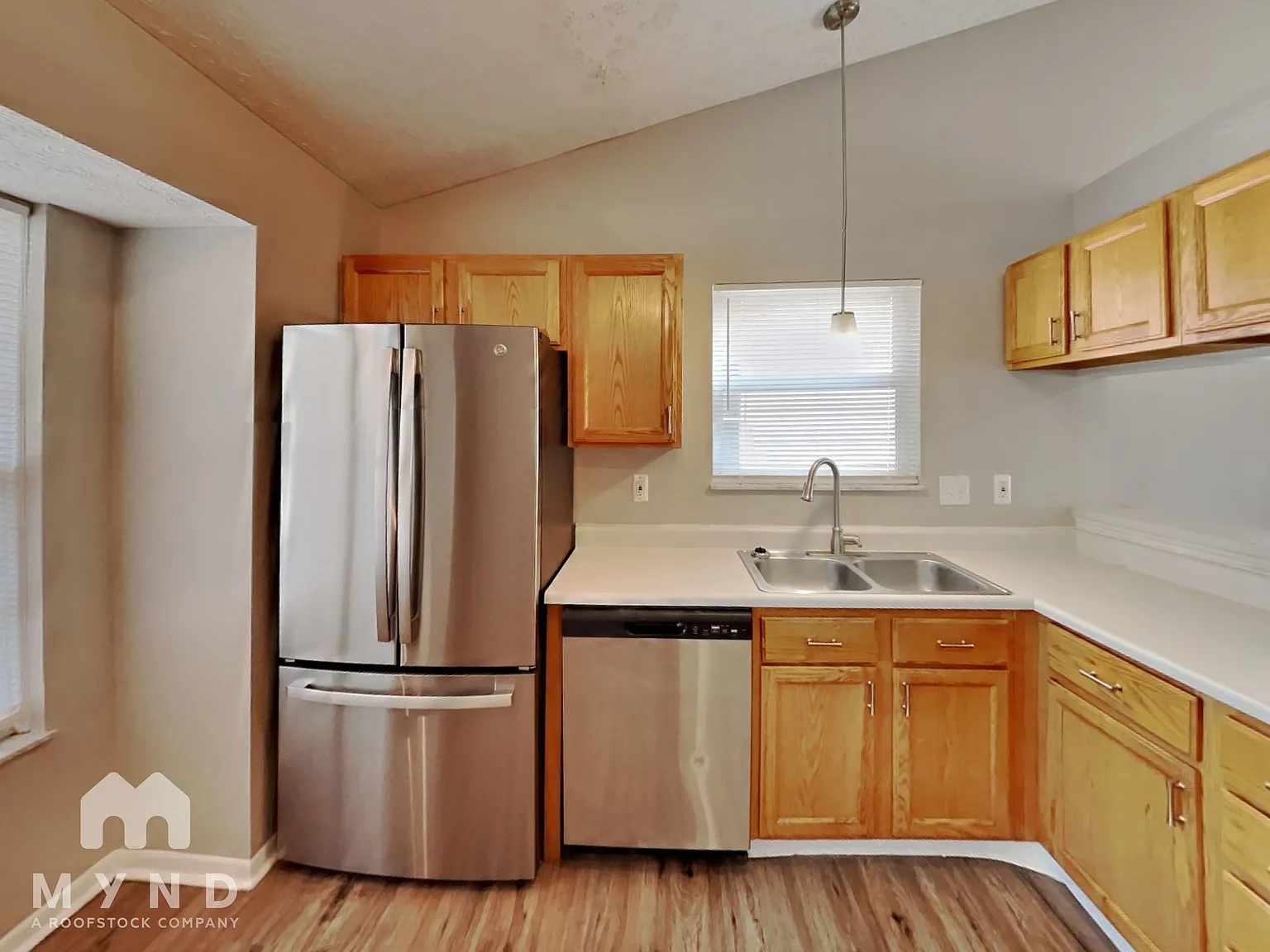 3 bed, 2.0 bath, 1154 sqft, $1,999 — Photo 3