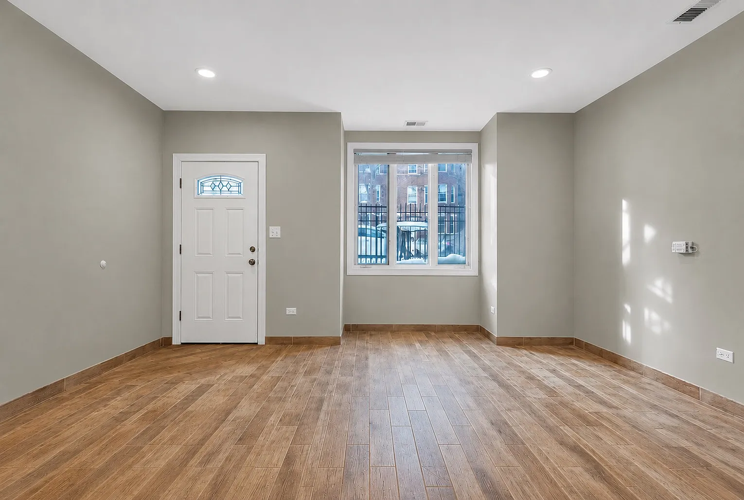 3 bed, 1170 sqft, $2,600 — Photo 2