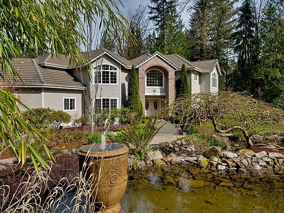 The house from the kooi pond with fountain.