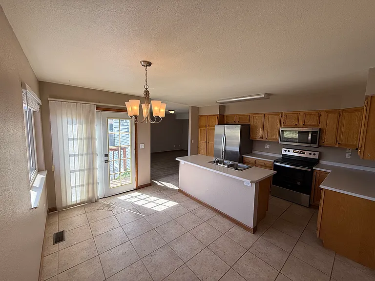 725 Pennington Dr — Photo 3