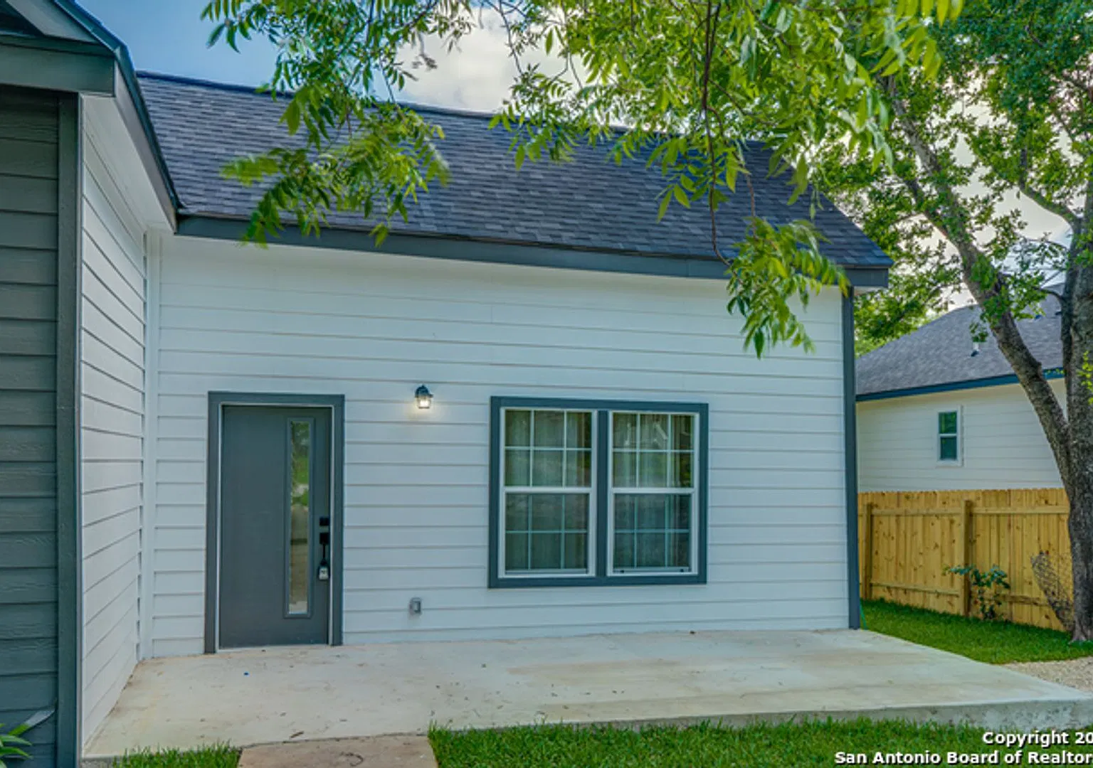 Beautifully Renovated 3 Bedroom in Denver Heights — Photo 4