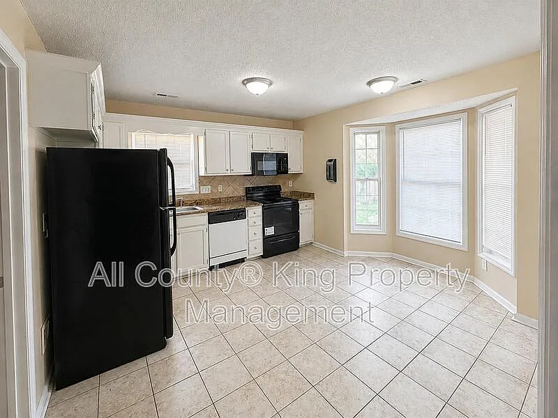 3 bed, 2.0 bath, $1,695 — Photo 4