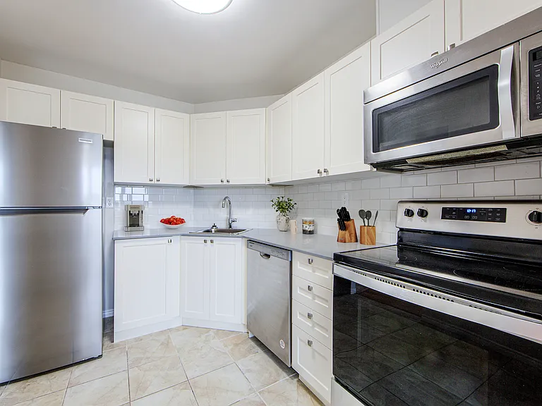 854 Commissioners Rd E — Photo 1