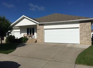 2604 Sara Lyn Dr, Grand Forks, ND 58201